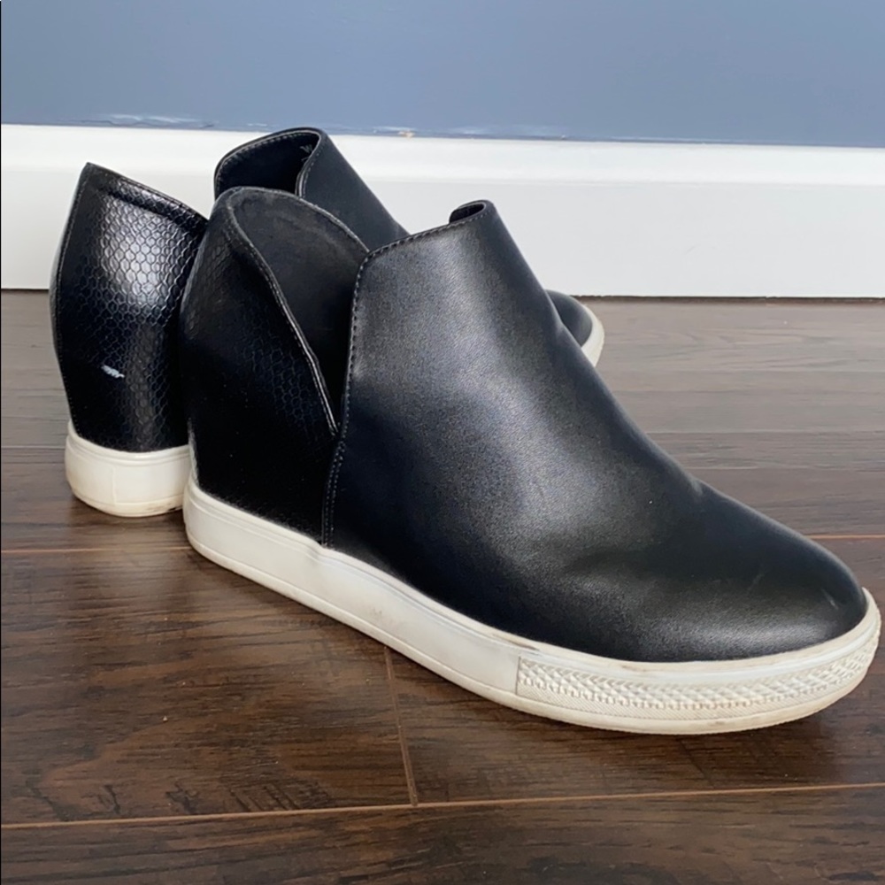 Wedge tennis shoe